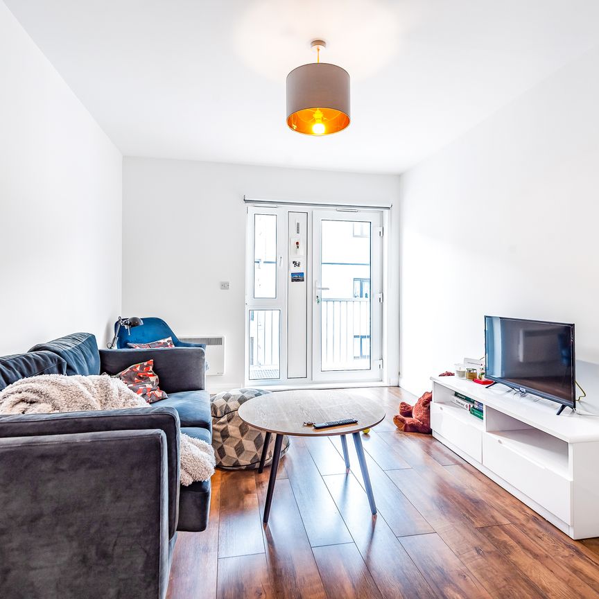 Lyons Way, Slough, SL2 flat to rent - Photo 1