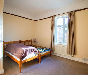 3 bedroom end of terrace house to rent - Photo 4