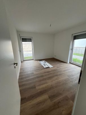 Gehobener Neubau mit Einbauküche und PKW- Stellplatz - Photo 1