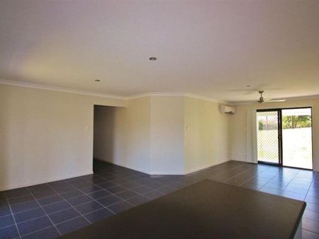 Spacious Family Home with Air Con and Huge Yard! - Photo 4