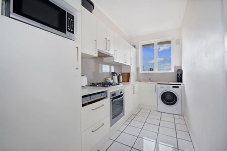 Renovated 2 Bedroom Apartment with Carspace - Photo 2