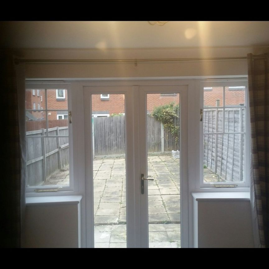 Room in a Shared House, Elizabeth Fry Place, SE18 - Photo 1
