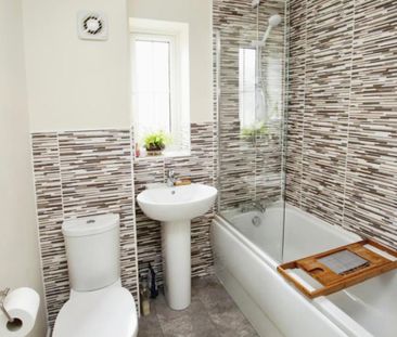 A superb property in a fantastic location, this lovely two bed end ... - Photo 6