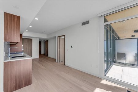 For Lease - 1 Concord Cityplace Way Unit# 5709, Toronto, Ontario - Photo 2