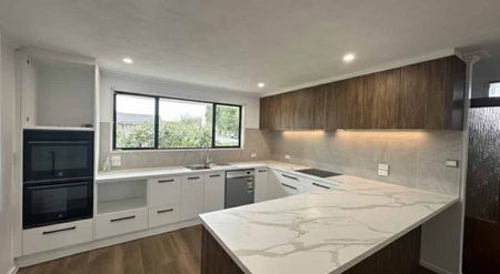 Large 250sqm Family Home - 3 Living Areas - Photo 5