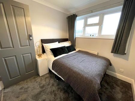 1 bedroom in a house share to rent - Photo 4