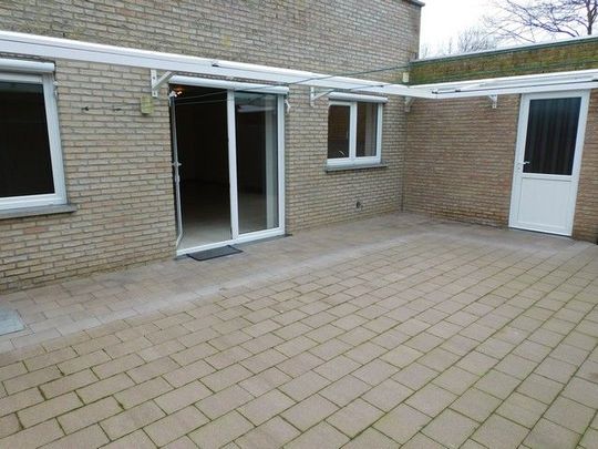 Gelijkvloers appartement in het centrum met terras en garage - Photo 1