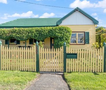 Quaint Family Cottage with Gardener Included - Photo 1