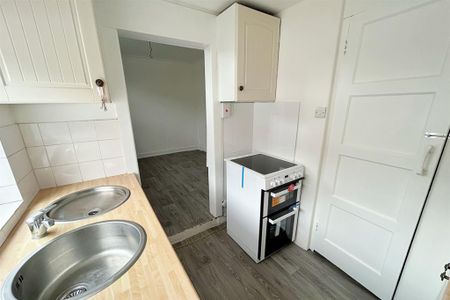2 bedroom semi-detached house to rent - Photo 4