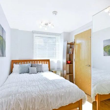 2 bedroom flat in 18 Lombard Road - Photo 3