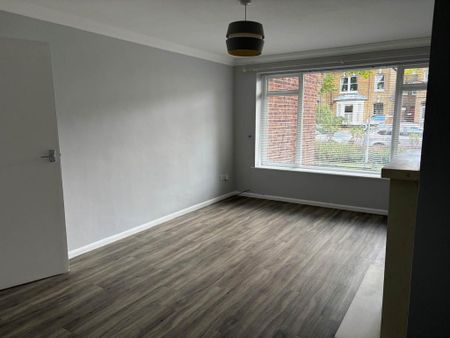 2 bedroom flat to rent - Photo 2