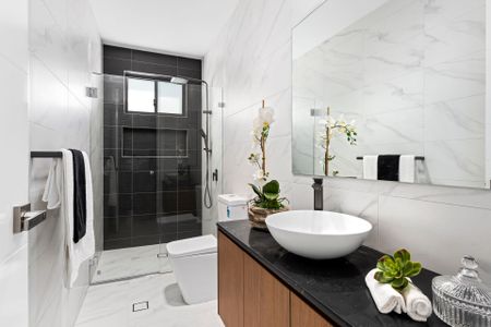 LUXURIOUS Five Bedroom Family Residence Close to All Amenities! - Photo 4