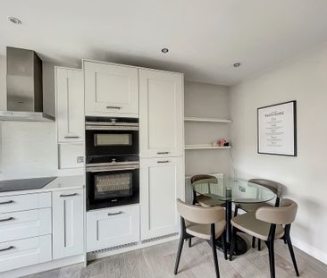 A spacious and stylish, furnished 2 bedroom ground floor apartment ... - Photo 3