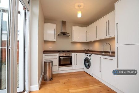 2 bedroom maisonette to rent - Photo 2