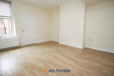 2 bedroom ground floor flat to rent - Photo 3