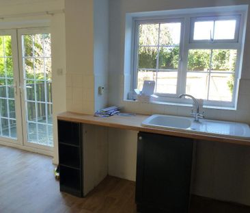 3 bedroom semi-detached house to rent - Photo 6
