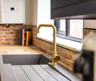 Newley refurbished property close to UHW Room 1 - Photo 4