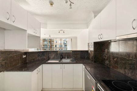 Spacious Three-Bedroom Apartment in Prime Inner-City Location - Photo 2