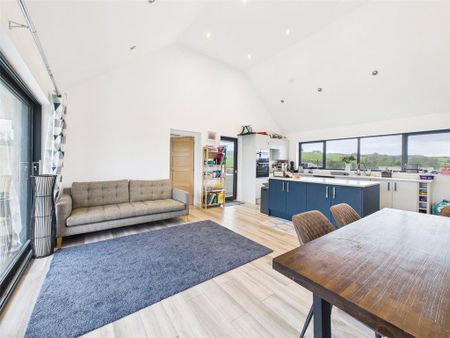 4 bedroom detached house to rent - Photo 3