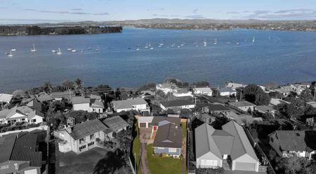 Spacious 4-Bedroom Home With Harbour Views - Photo 2