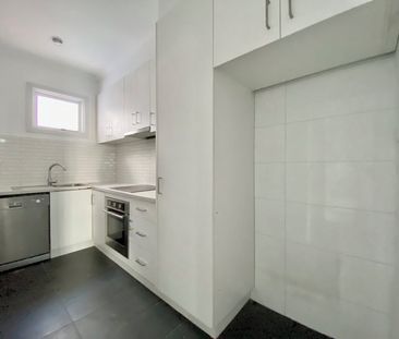 LOVELY THREE BEDROOM APARTMENT IN PRIME LOCATION - Photo 2