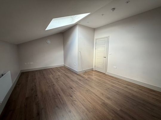 Quilters Way, Aylesbury, Stoke Mandeville - Photo 1