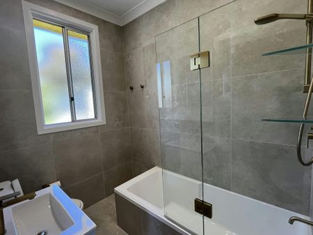 Freshly renovated 3 bedroom home - Photo 5