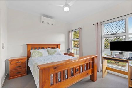 Spacious Contemporary Home - Photo 3