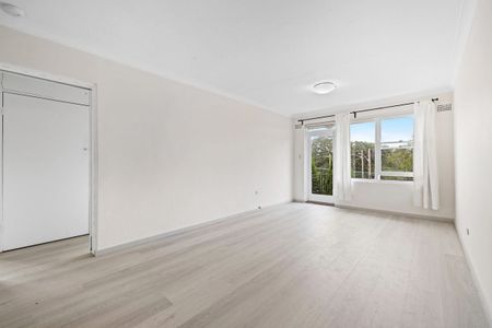 SUNNY TWO BEDROOM TOP FLOOR APARTMENT! - Photo 4