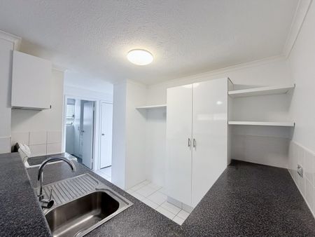 Top-Floor Apartment Opposite the Broadwater – Freshly Updated & Ready to Enjoy - Photo 4