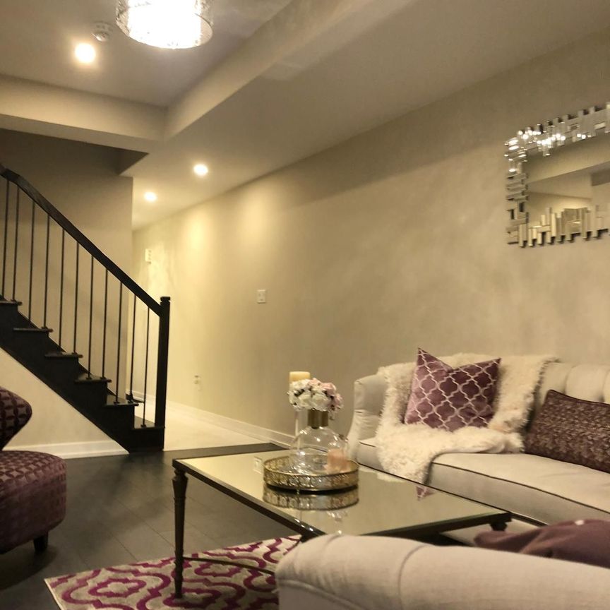 For Lease - 208 Huguenot Road, Oakville, Ontario - Photo 1