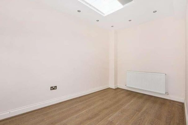 Newbury, Berkshire, RG14 - Photo 1