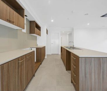 Modern & Spacious Family Home in Tarneit - Photo 6