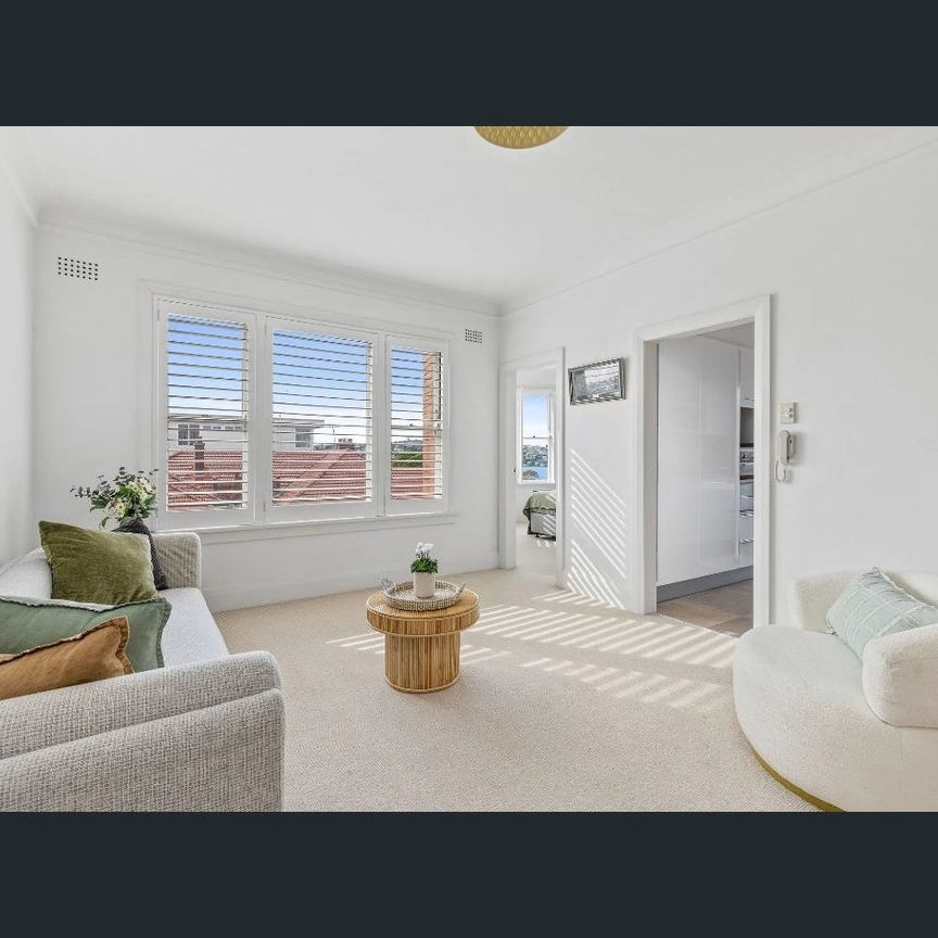 Art Deco Two Bedroom Apartment with Harbour Views - Photo 1