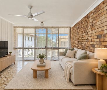 Character, Courtyard Living & New Farm Convenience - Photo 2