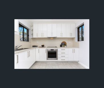 Spacious townhouse in convenient location - Photo 6