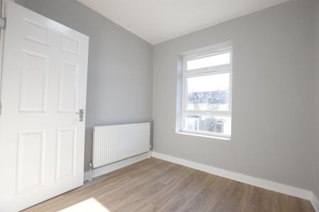 4 bedroom semi-detached house to rent - Photo 5