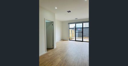 Townhouse Opposite Woodlea Shopping district - Photo 2