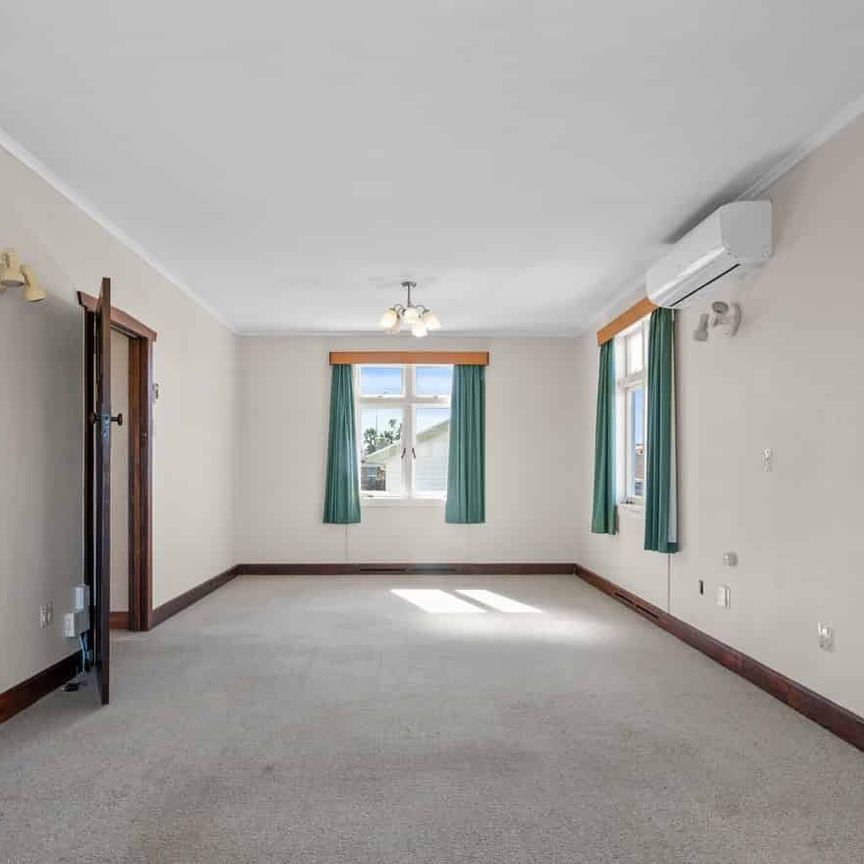 Location, location, location - Photo 1