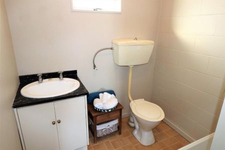 Immaculately presented 2 bedroom unit! - Photo 4