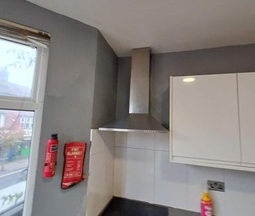 Studio Flat, High Street North, E6 - Photo 4