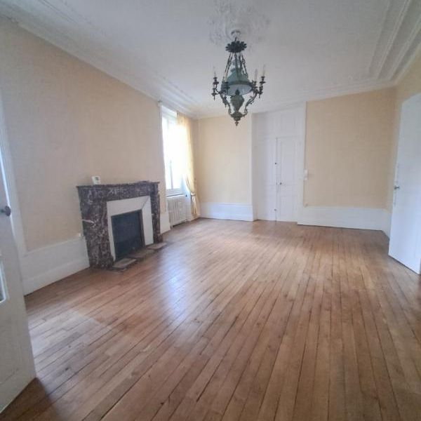 BEL APPARTEMENT TYPE HAUSSMANIEN COEUR DE VILLE - Photo 1