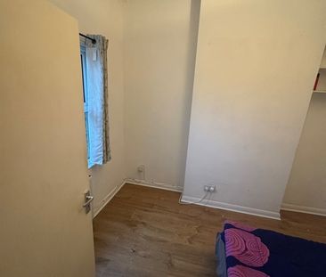 Room in a Shared Flat, Elmwood Road, CR0 - Photo 2