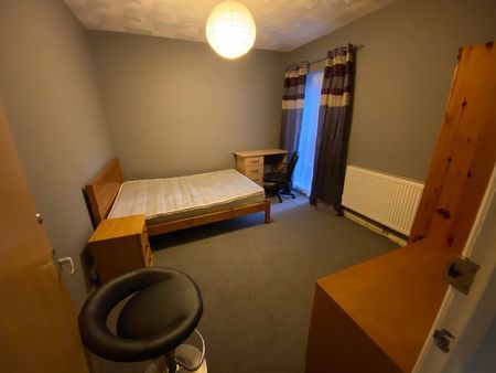 3 Bed Terraced House, Bevois Hill, SO14 - Photo 2