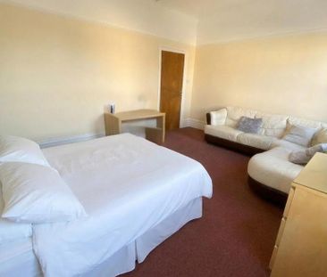 4 bedroom flat share to rent - Photo 3