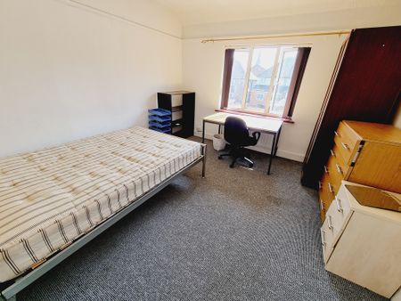 4 Bed Student Accommodation - Photo 4