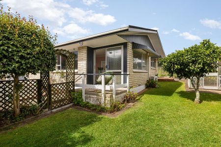 Sunny 2BR Unit with glasshouse in Ohauiti,Tauranga - Photo 3