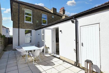 St. Andrews Road, Shoeburyness, Southend-On-Sea, Southend-On-Sea, SS3 9HX - Photo 4