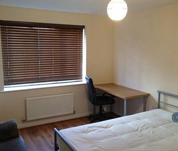 1 bedroom in a house share to rent - Photo 2