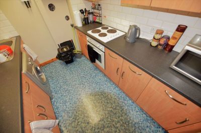2 bedroom Flat in Cardigan Road, Leeds - Photo 5